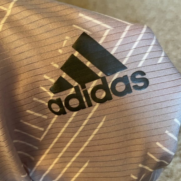 Adidas Men’s Freelift Large Gray and White Pattern Tee - Picture 3 of 4